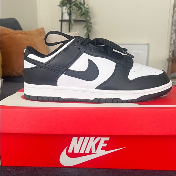 Nike Men's Black and White Low-Top Sneakers - Picture 2 of 2